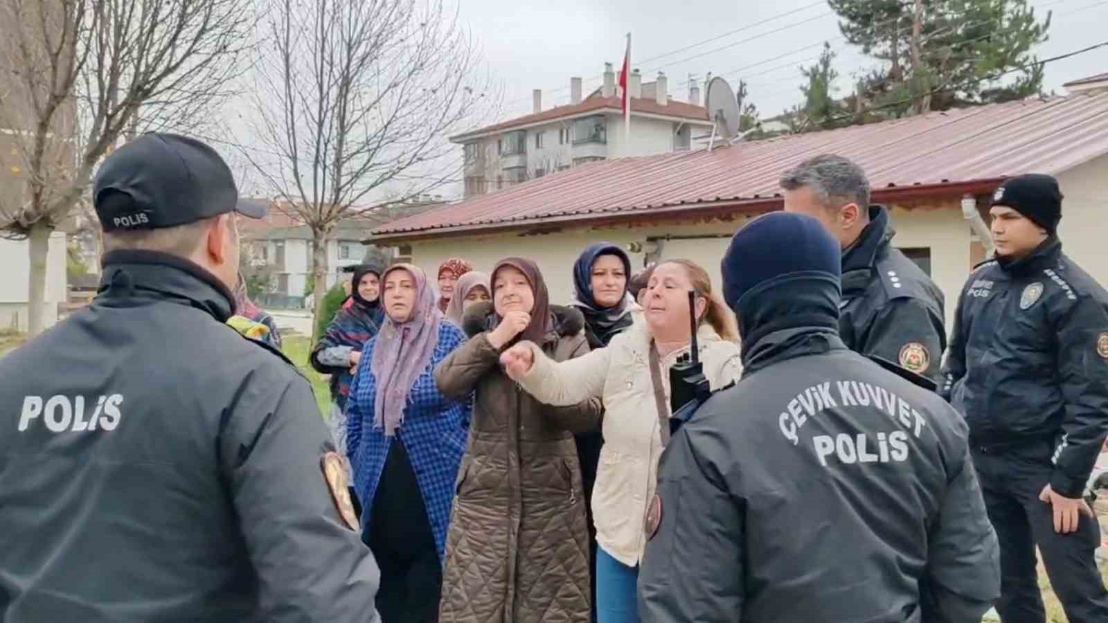 Kadınlardan mahalleye yapılacak baz istasyonuna ve erkeklere tepki 4 kadinlardan mahalleye yapilacak baz istasyonuna ve erkeklere tepki 0 b5zEaXzf