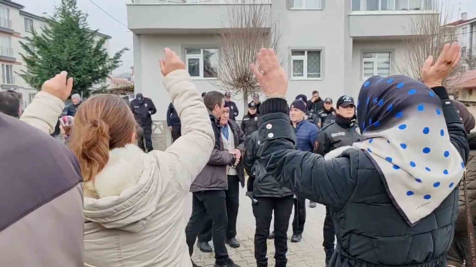 Kadınlardan mahalleye yapılacak baz istasyonuna ve erkeklere tepki 6 kadinlardan mahalleye yapilacak baz istasyonuna ve erkeklere tepki 2 3Ay5R85K