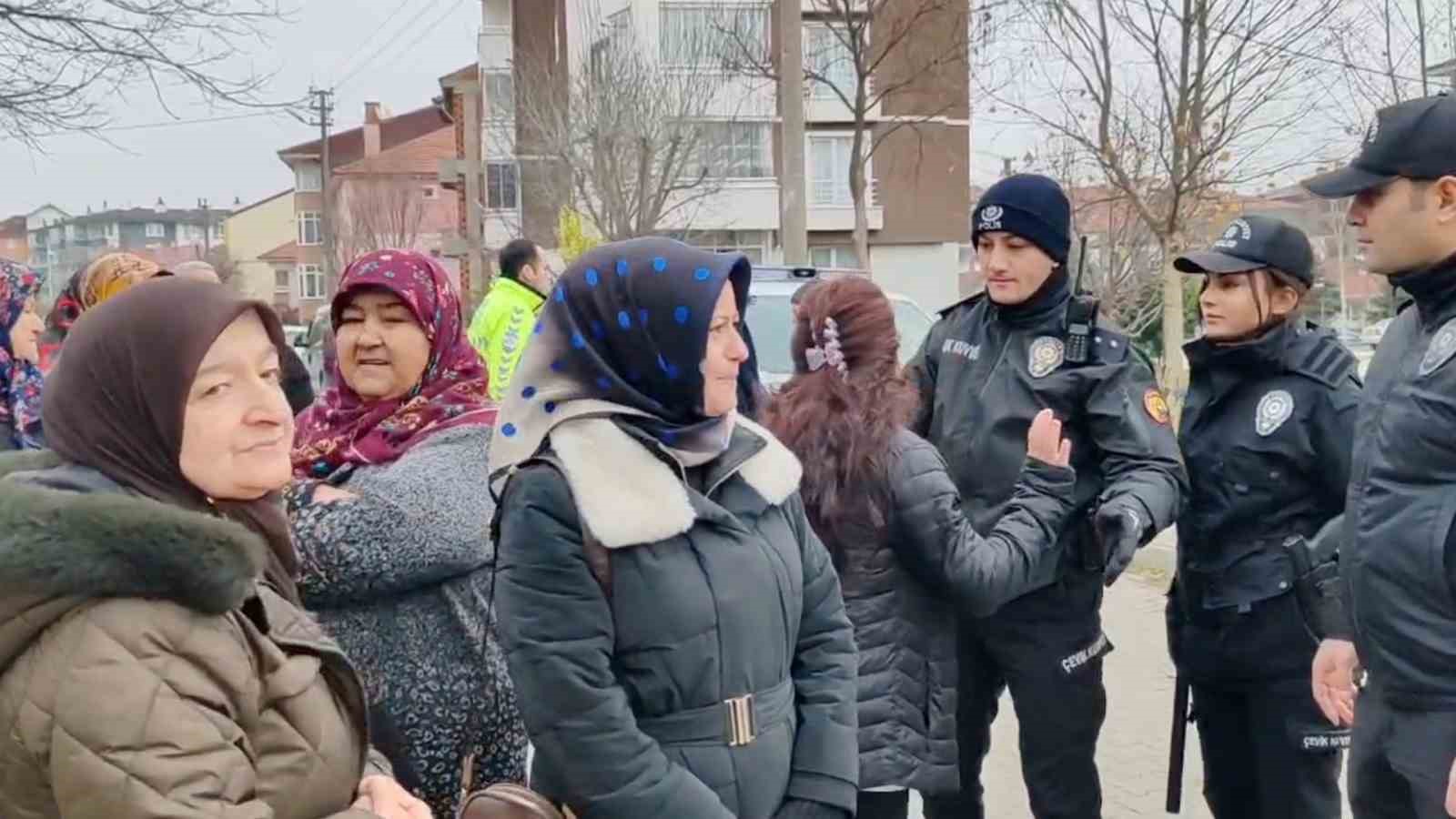 Kadınlardan mahalleye yapılacak baz istasyonuna ve erkeklere tepki 8 kadinlardan mahalleye yapilacak baz istasyonuna ve erkeklere tepki 4 ISGAbW1l