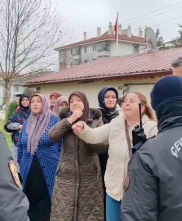 kadinlardan-mahalleye-yapilacak-baz-istasyonuna-ve-erkeklere-tepki-VgA1ZDr2.jpg