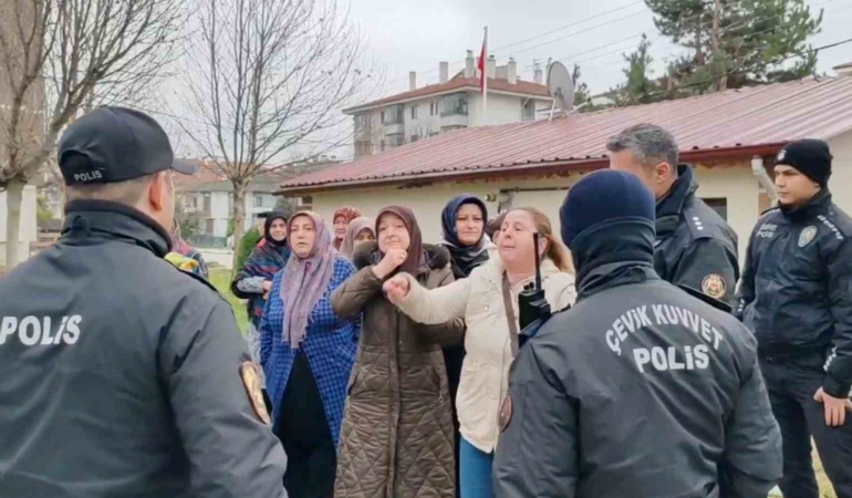 kadinlardan-mahalleye-yapilacak-baz-istasyonuna-ve-erkeklere-tepki-VgA1ZDr2.jpg