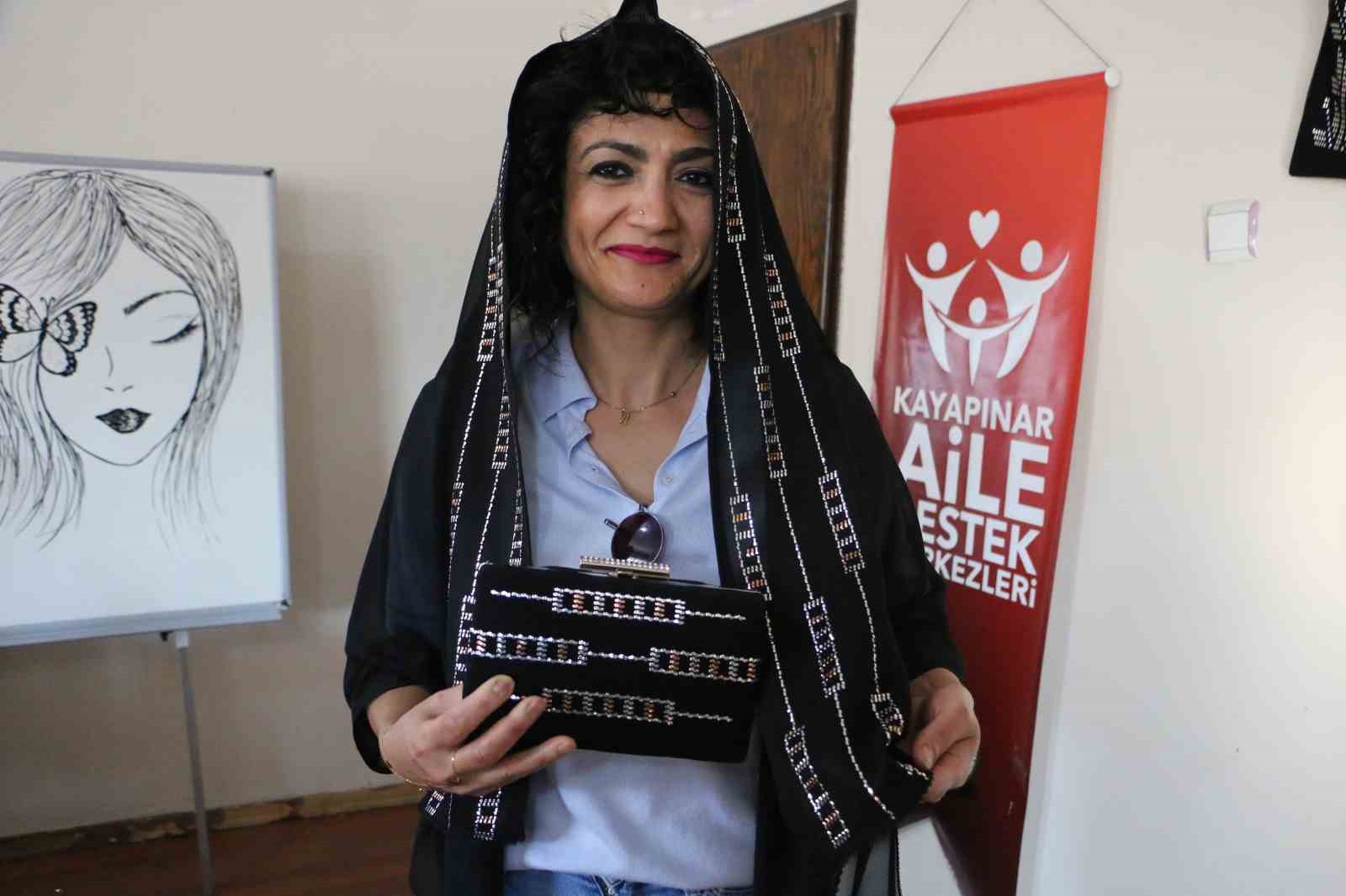 kadinlarin el emegiyle urettikleri tel kirma sal ve cantalar yogun ilgi goruyor 3 8cE7KJnm