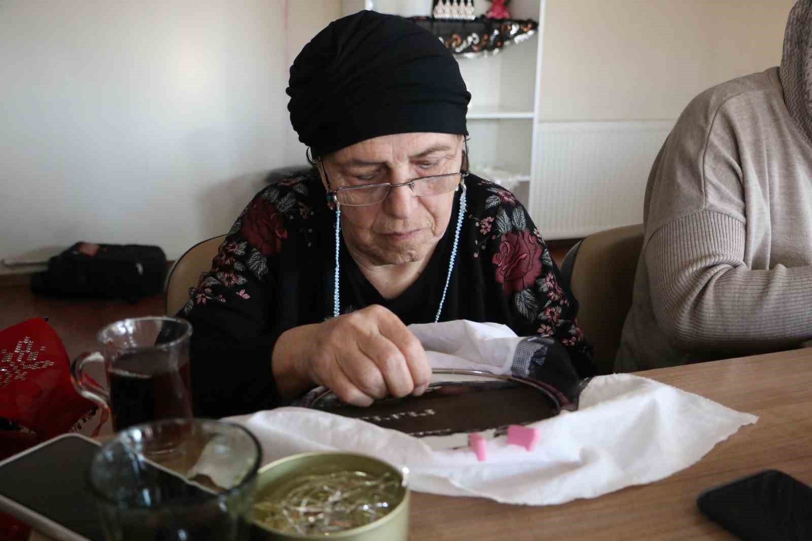 kadinlarin el emegiyle urettikleri tel kirma sal ve cantalar yogun ilgi goruyor 4 In6rQWlW