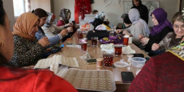 kadinlarin-el-emegiyle-urettikleri-tel-kirma-sal-ve-cantalar-yogun-ilgi-goruyor-BNhxVchL.jpg