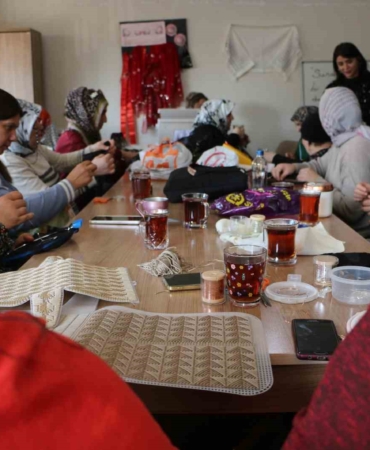 kadinlarin-el-emegiyle-urettikleri-tel-kirma-sal-ve-cantalar-yogun-ilgi-goruyor-BNhxVchL.jpg