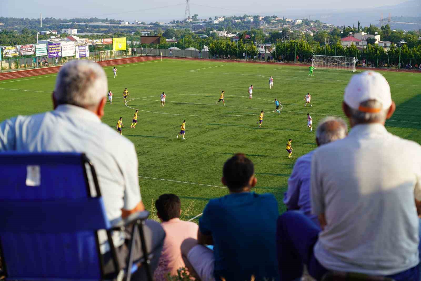 kadinlarin ilgi gosterdigi futbol turnuvasi basladi tepeler seyirciyle doldu 2 g5ub7jaX