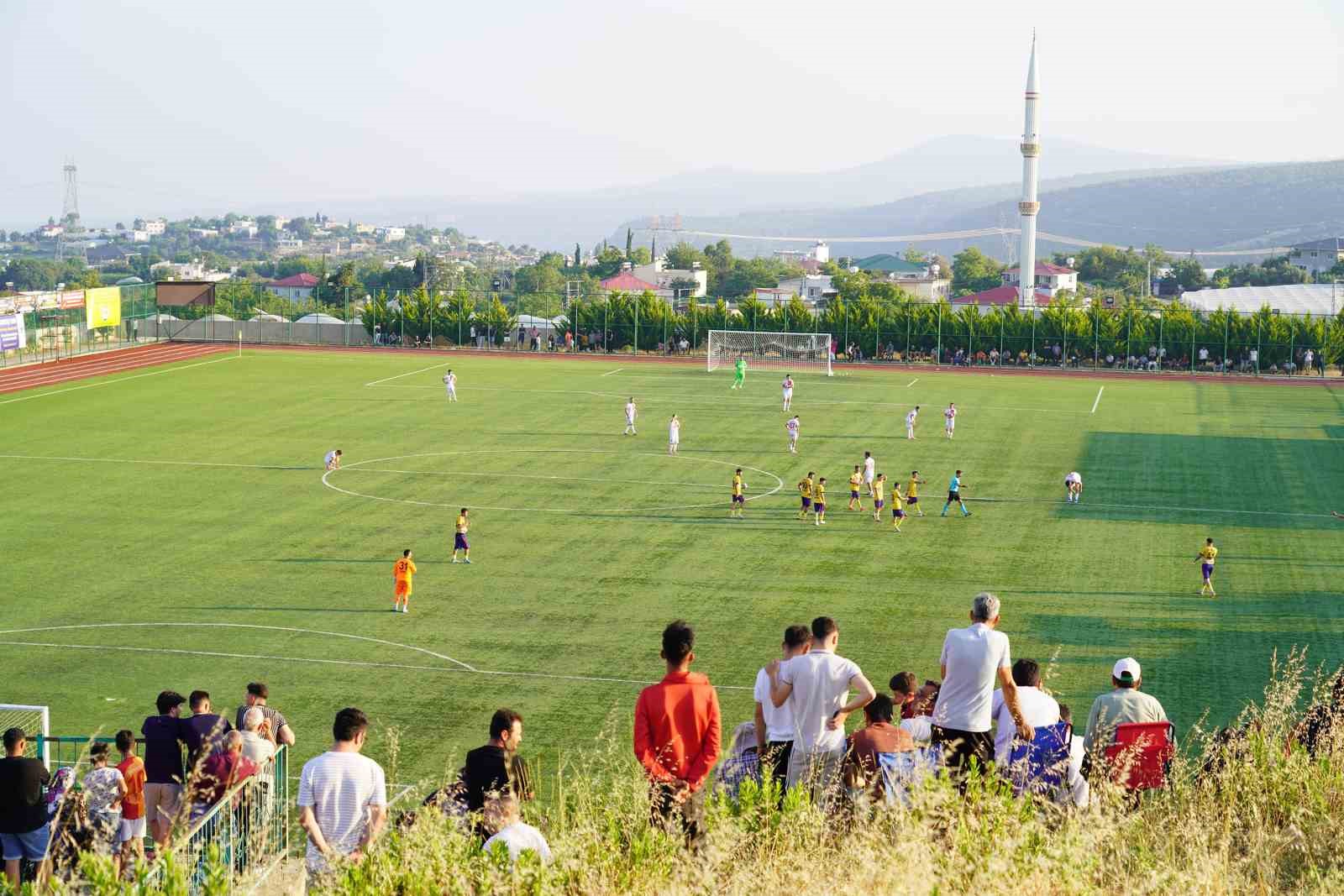 kadinlarin ilgi gosterdigi futbol turnuvasi basladi tepeler seyirciyle doldu 5 BvvJ9b2Z