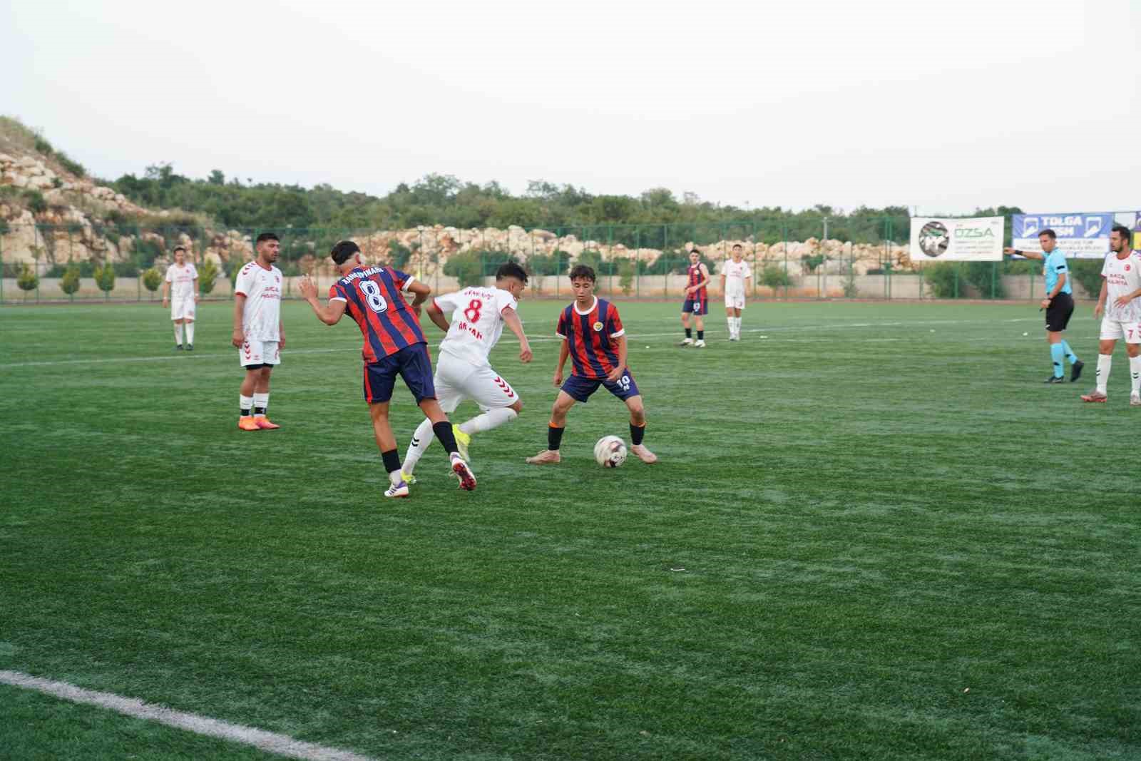 kadinlarin ilgi gosterdigi futbol turnuvasi basladi tepeler seyirciyle doldu 8 tLp5vJp8