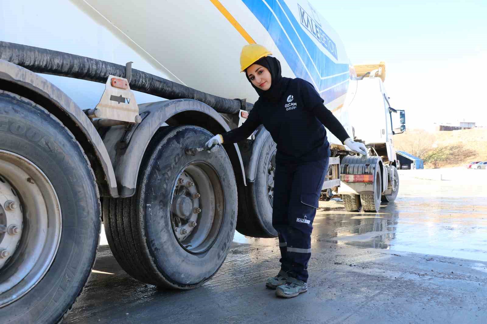 kadinsin yapamazsin dediler simdi tir soforlugu yapiyor 4 nf7g3AyM
