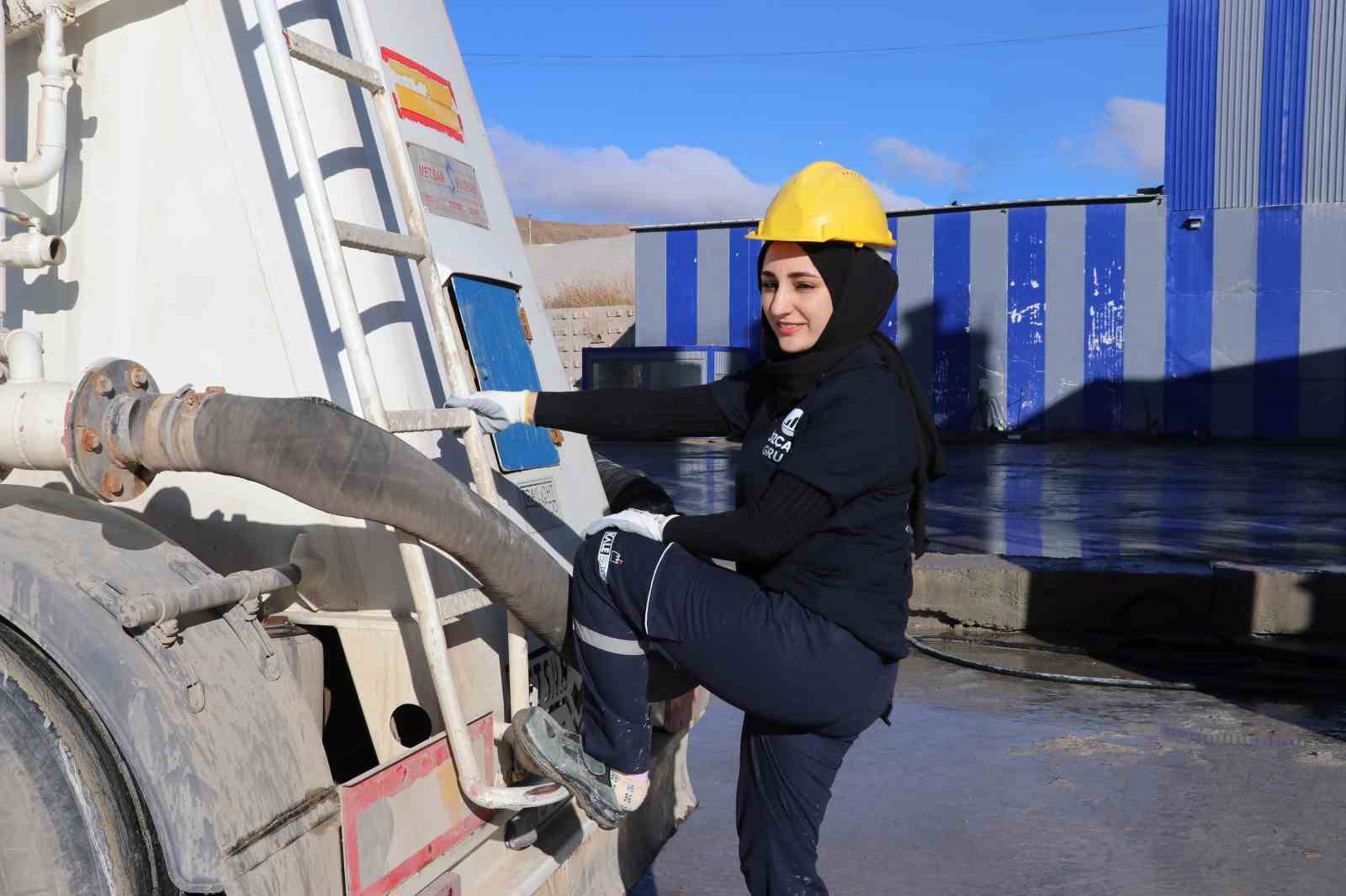 kadinsin yapamazsin dediler simdi tir soforlugu yapiyor 6 W1tbFZeF