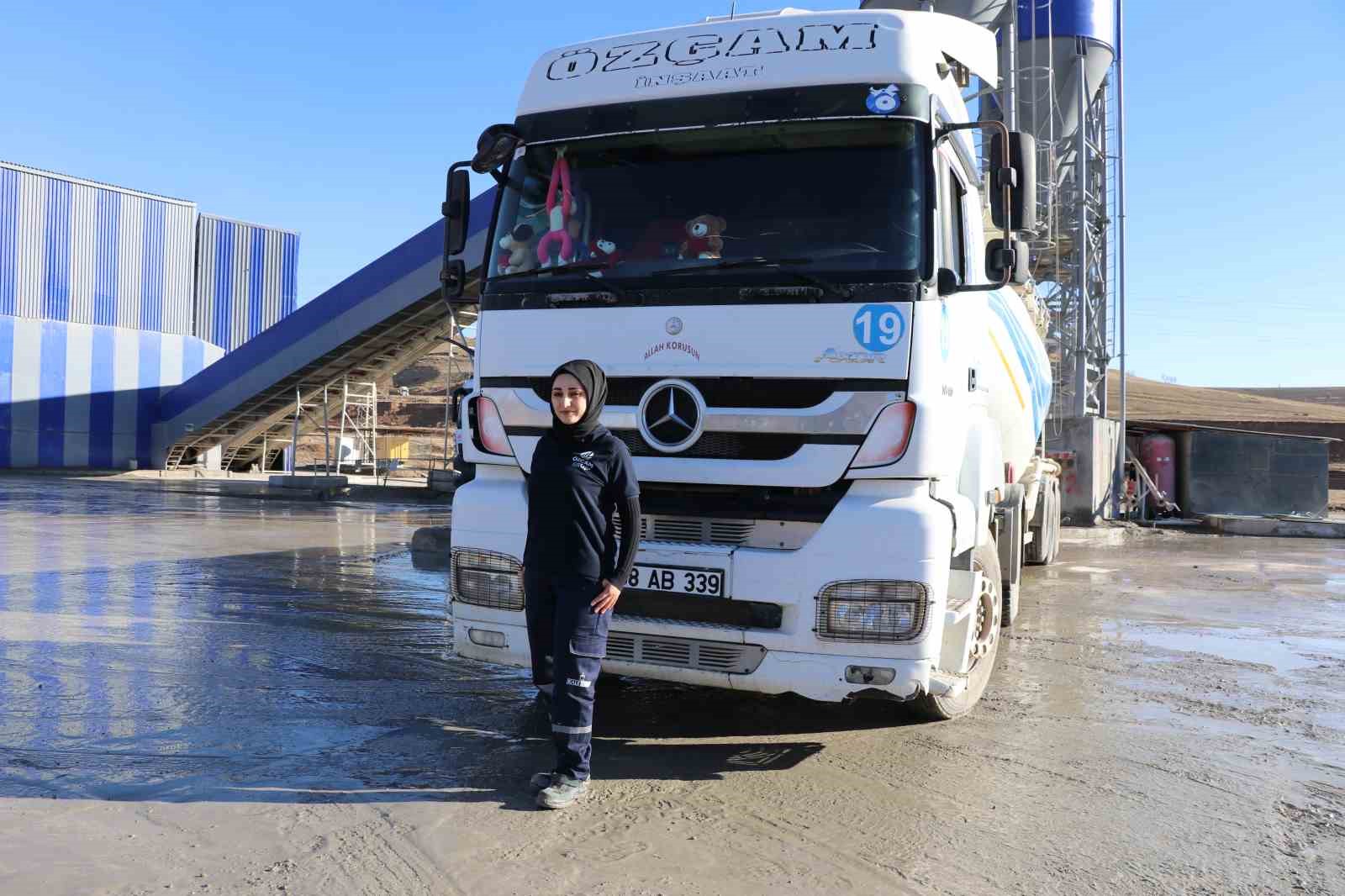 kadinsin yapamazsin dediler simdi tir soforlugu yapiyor 7 Z8uTYQuc