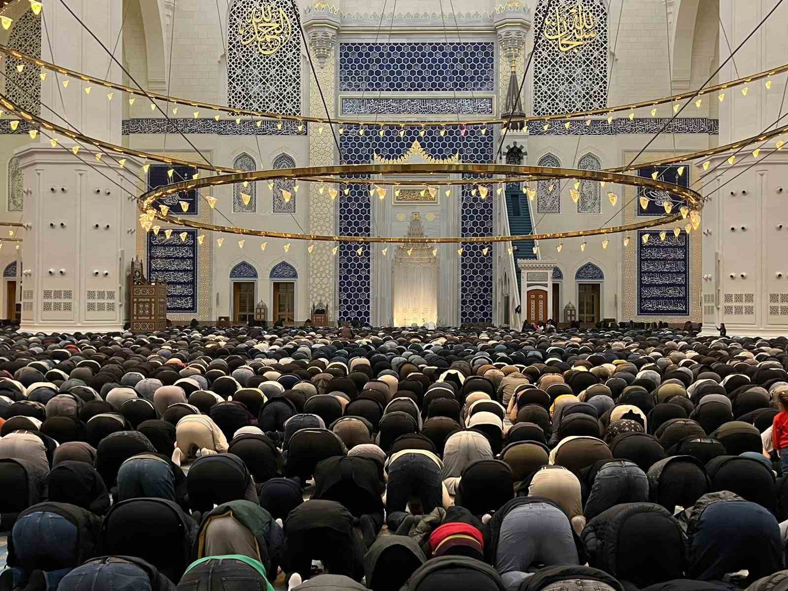 kadir gecesi buyuk camlica camiinde dualarla idrak edildi 1 GR4mVJf9