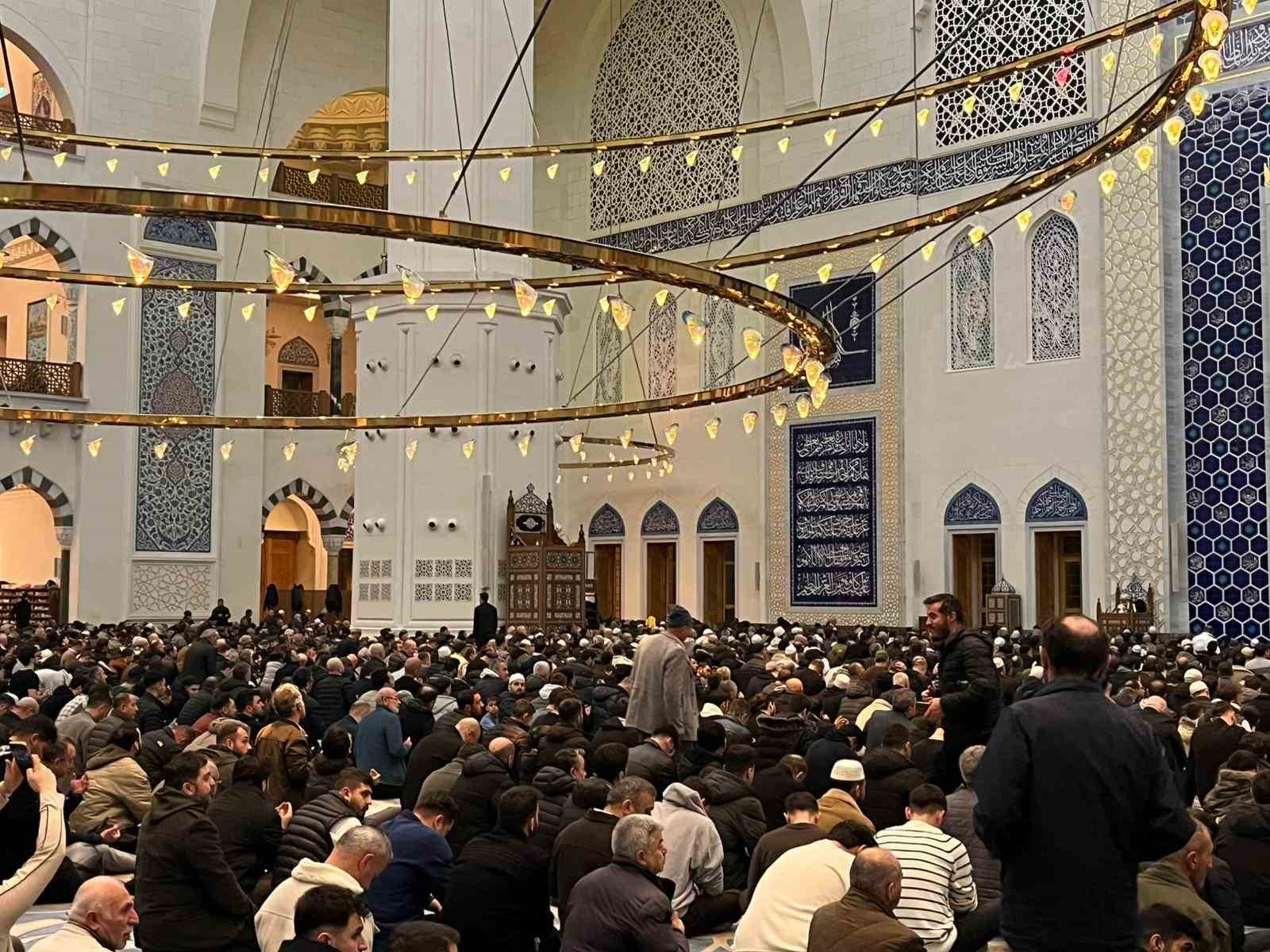 kadir gecesi buyuk camlica camiinde dualarla idrak edildi 2 Jumd2knB