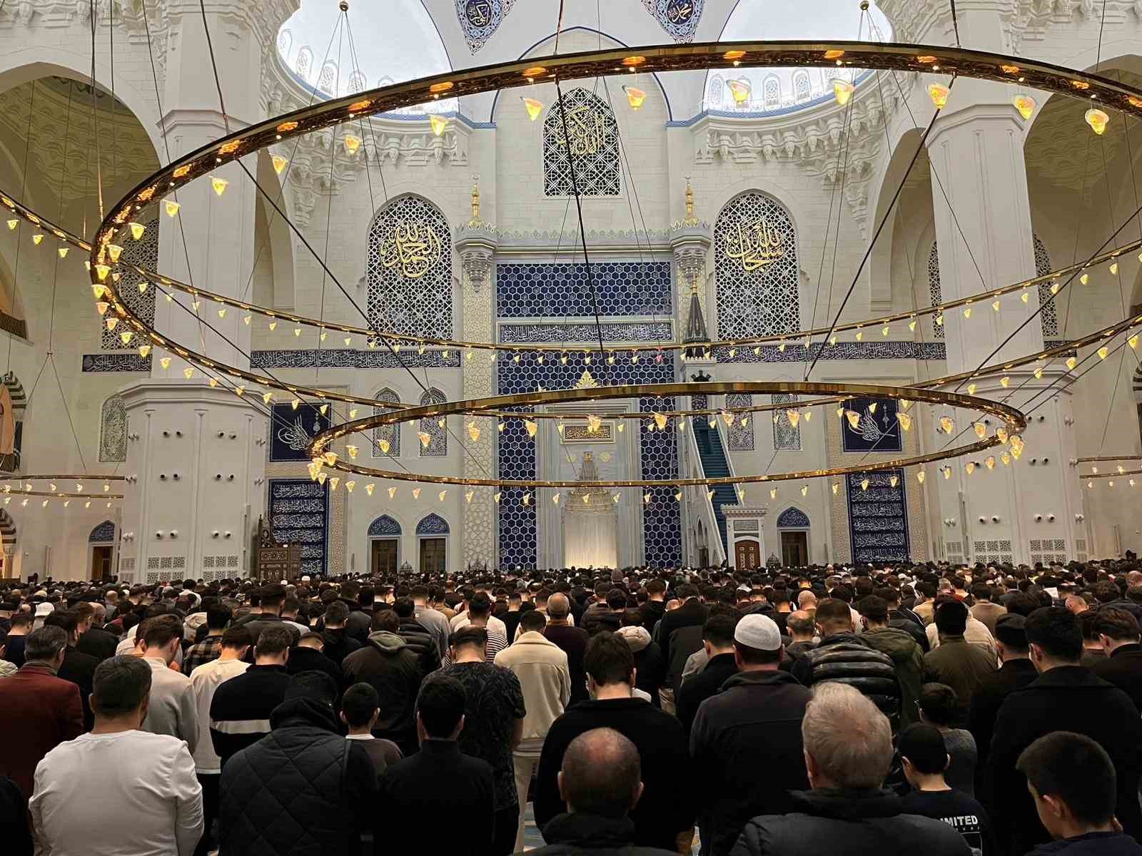 kadir gecesi buyuk camlica camiinde dualarla idrak edildi 3 1bSbNIGs