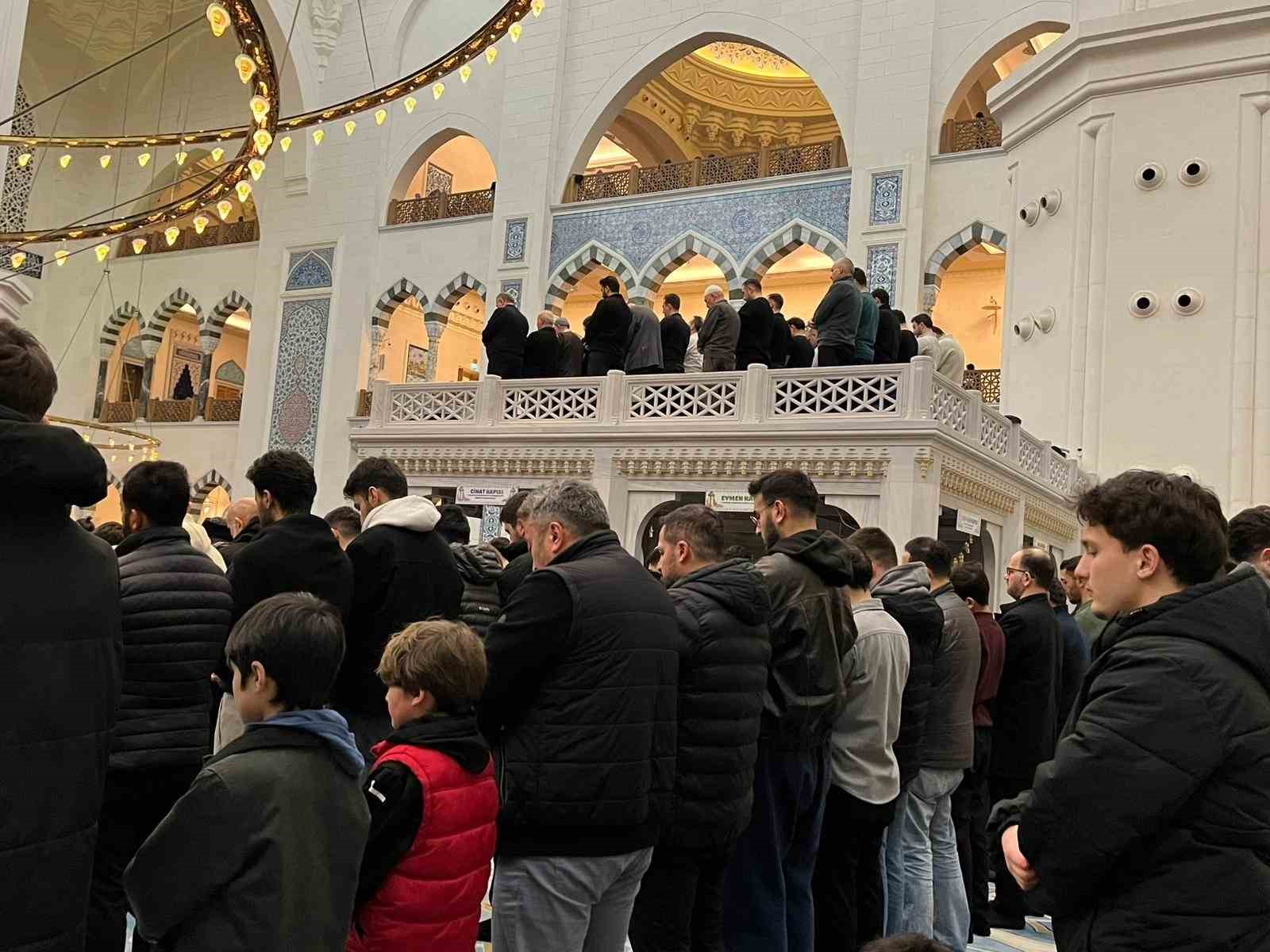 kadir gecesi buyuk camlica camiinde dualarla idrak edildi 4 BlAEzbMk