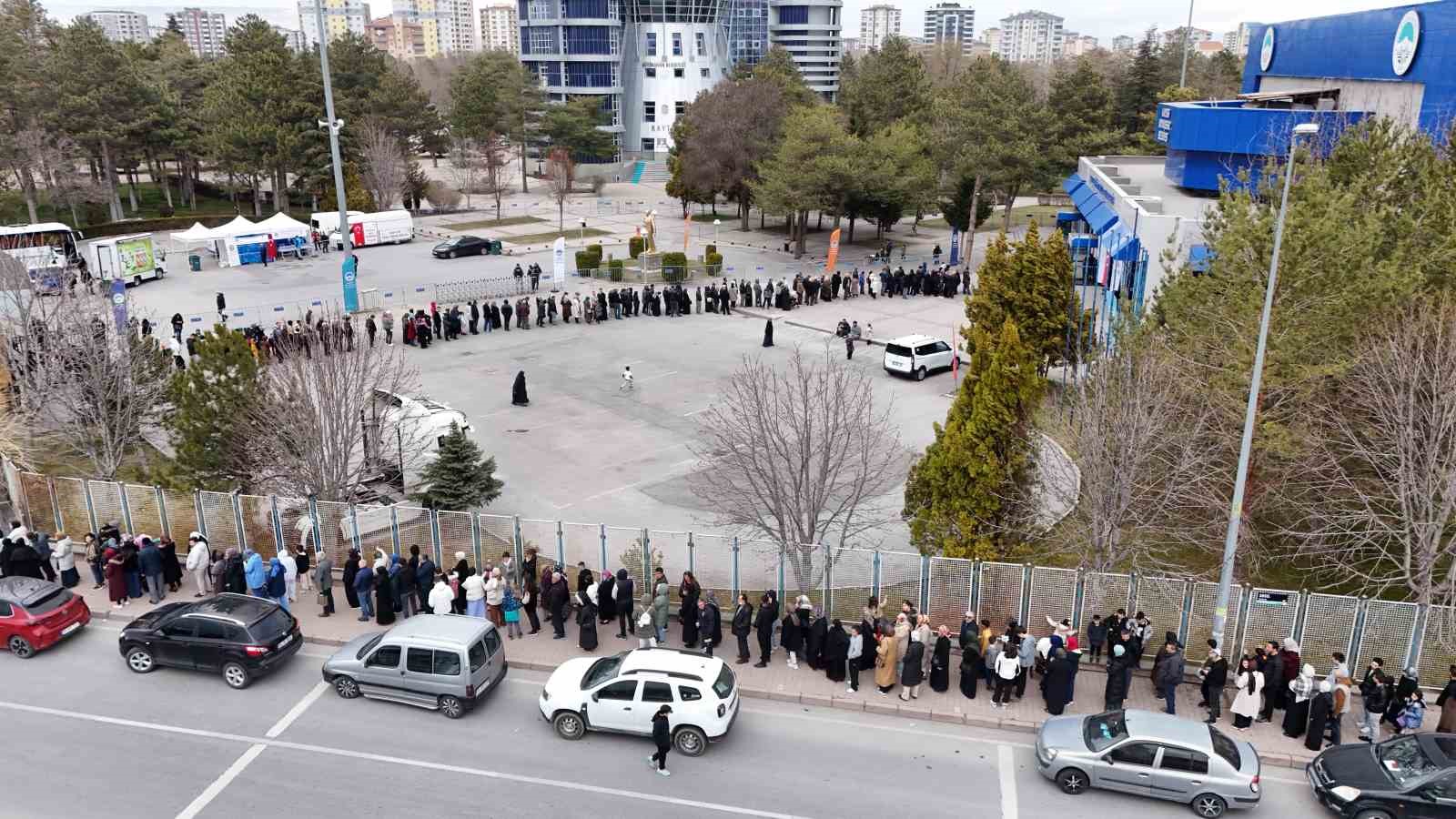 kadir gecesinde kutsal emanetler icin uzun kuyruklar olustu 0 YkgUBe7P