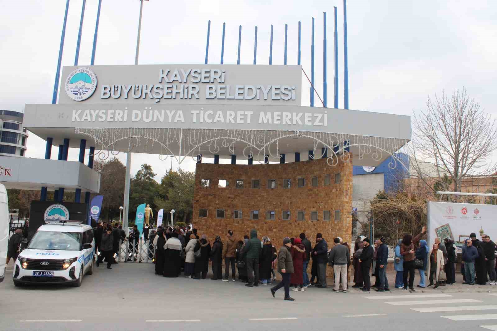 kadir gecesinde kutsal emanetler icin uzun kuyruklar olustu 1 md61U4tz