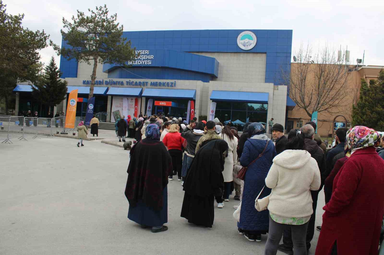 kadir gecesinde kutsal emanetler icin uzun kuyruklar olustu 2 CJWmTUEO