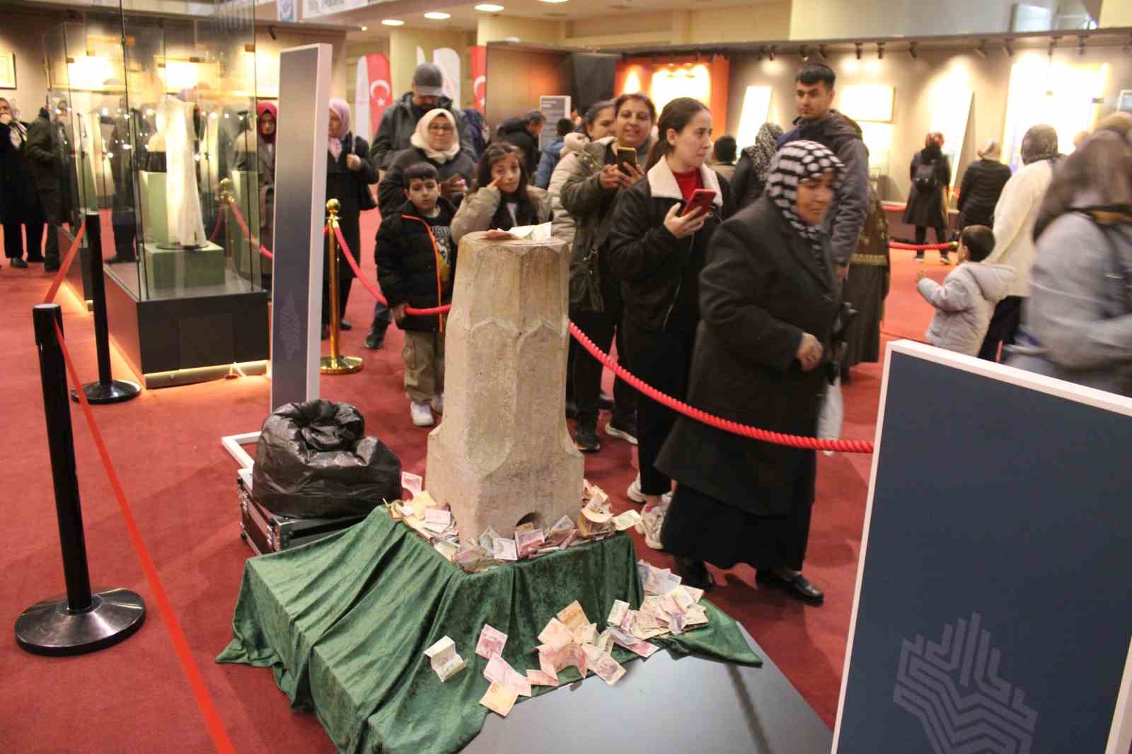 kadir gecesinde kutsal emanetler icin uzun kuyruklar olustu 4 F6TmYiWz