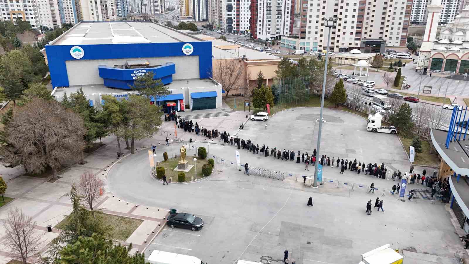 kadir gecesinde kutsal emanetler icin uzun kuyruklar olustu 7 tDkVOD8Y