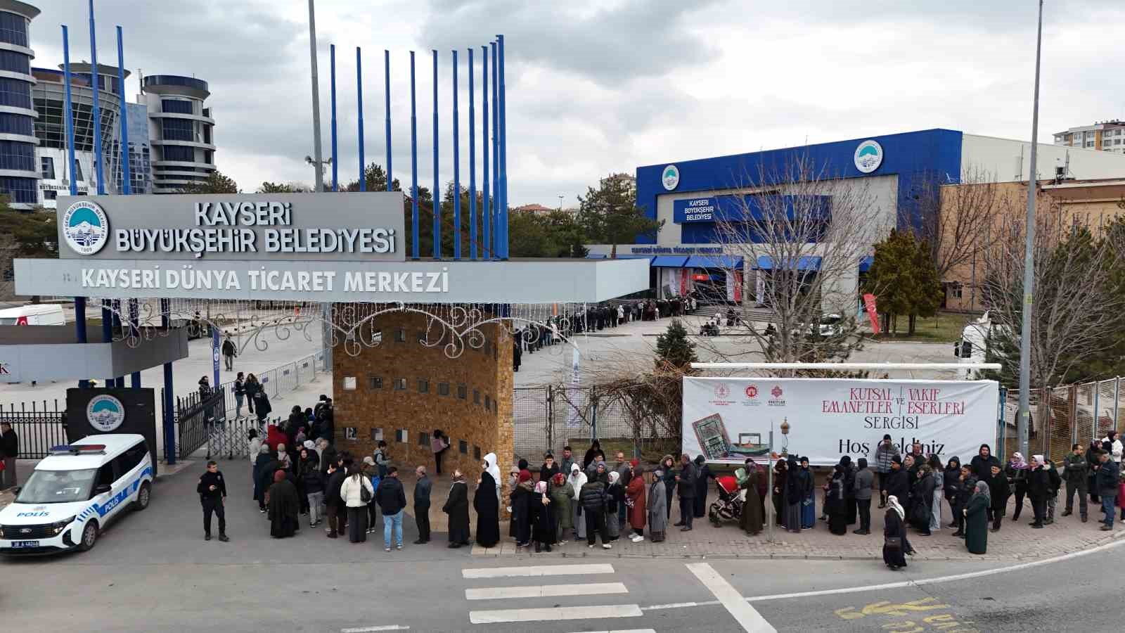 kadir gecesinde kutsal emanetler icin uzun kuyruklar olustu 8 3A3Ce4Bb