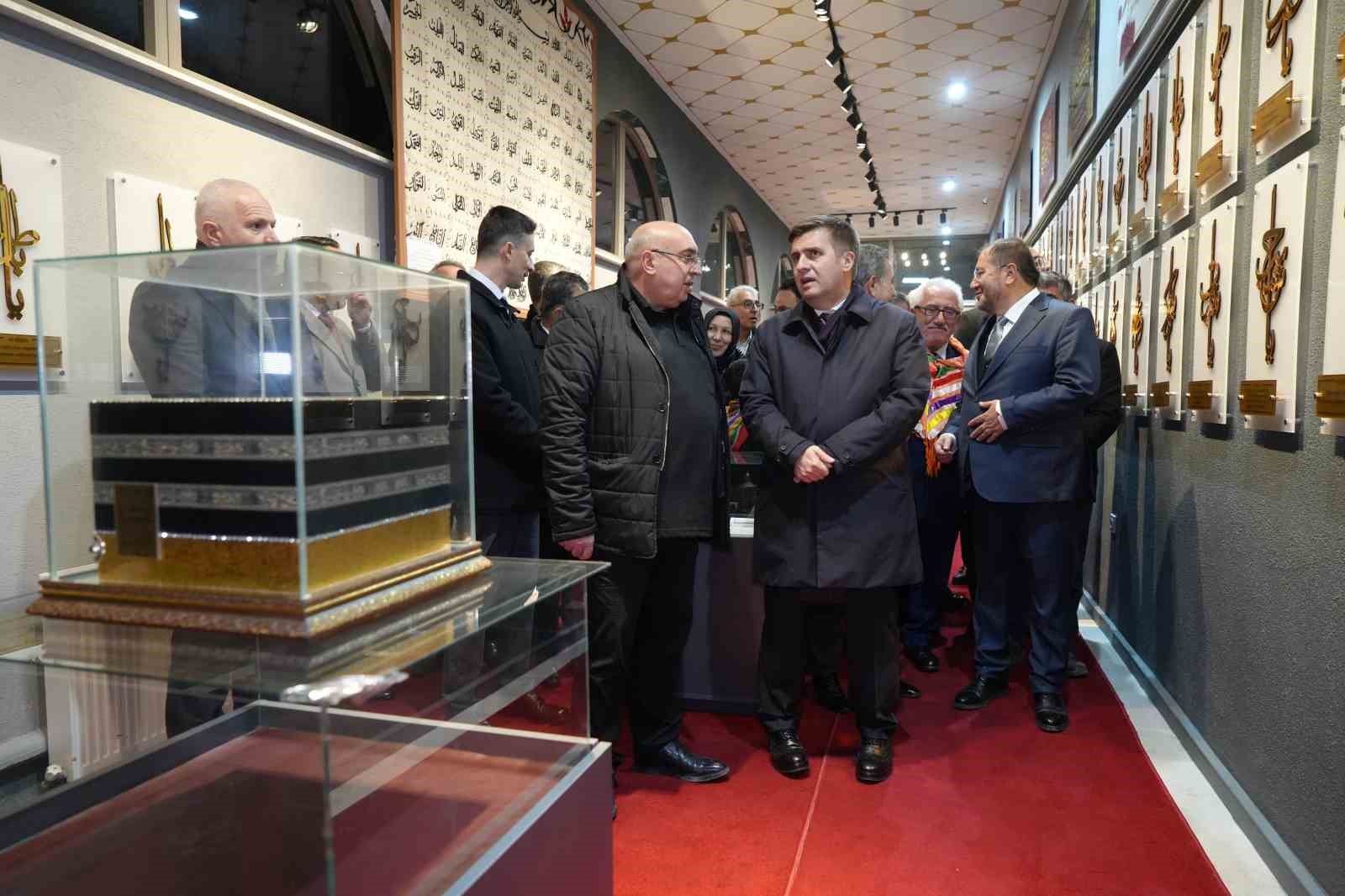 kadir gecesinde kutsal emanetlerin sergilendigi kulliyeye yogun ilgi 2 q6bcbU7O