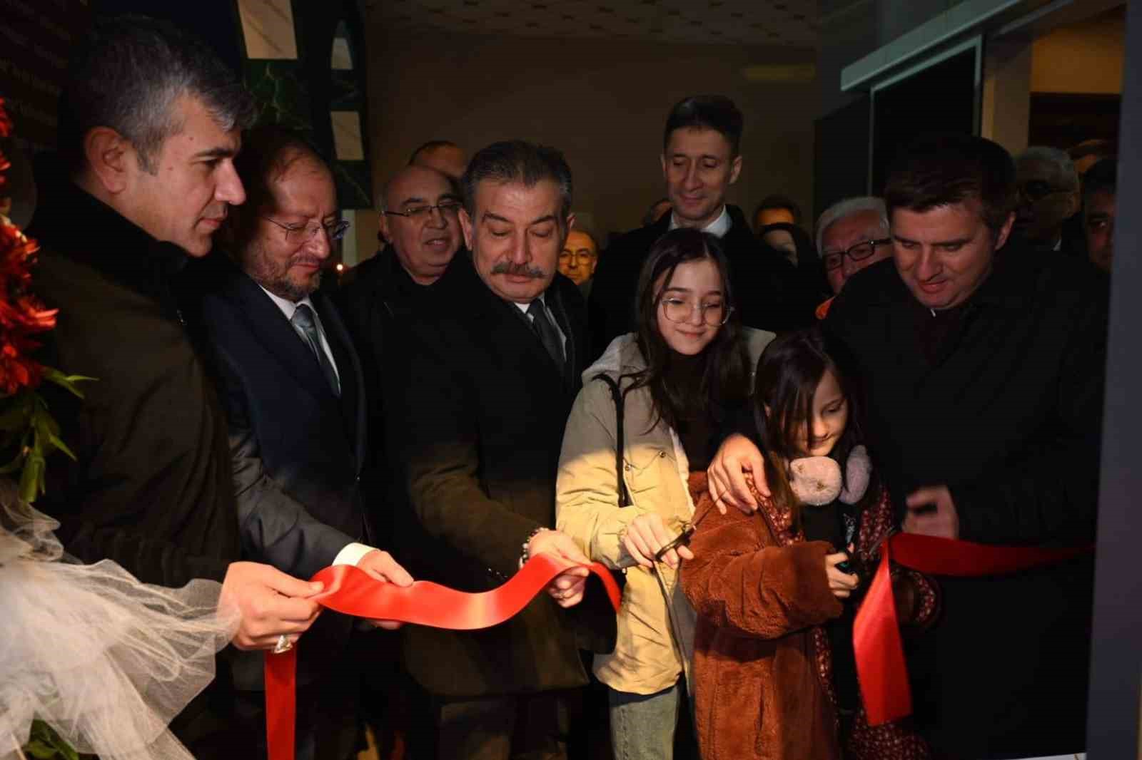 kadir gecesinde kutsal emanetlerin sergilendigi kulliyeye yogun ilgi 4 1RABtYNc