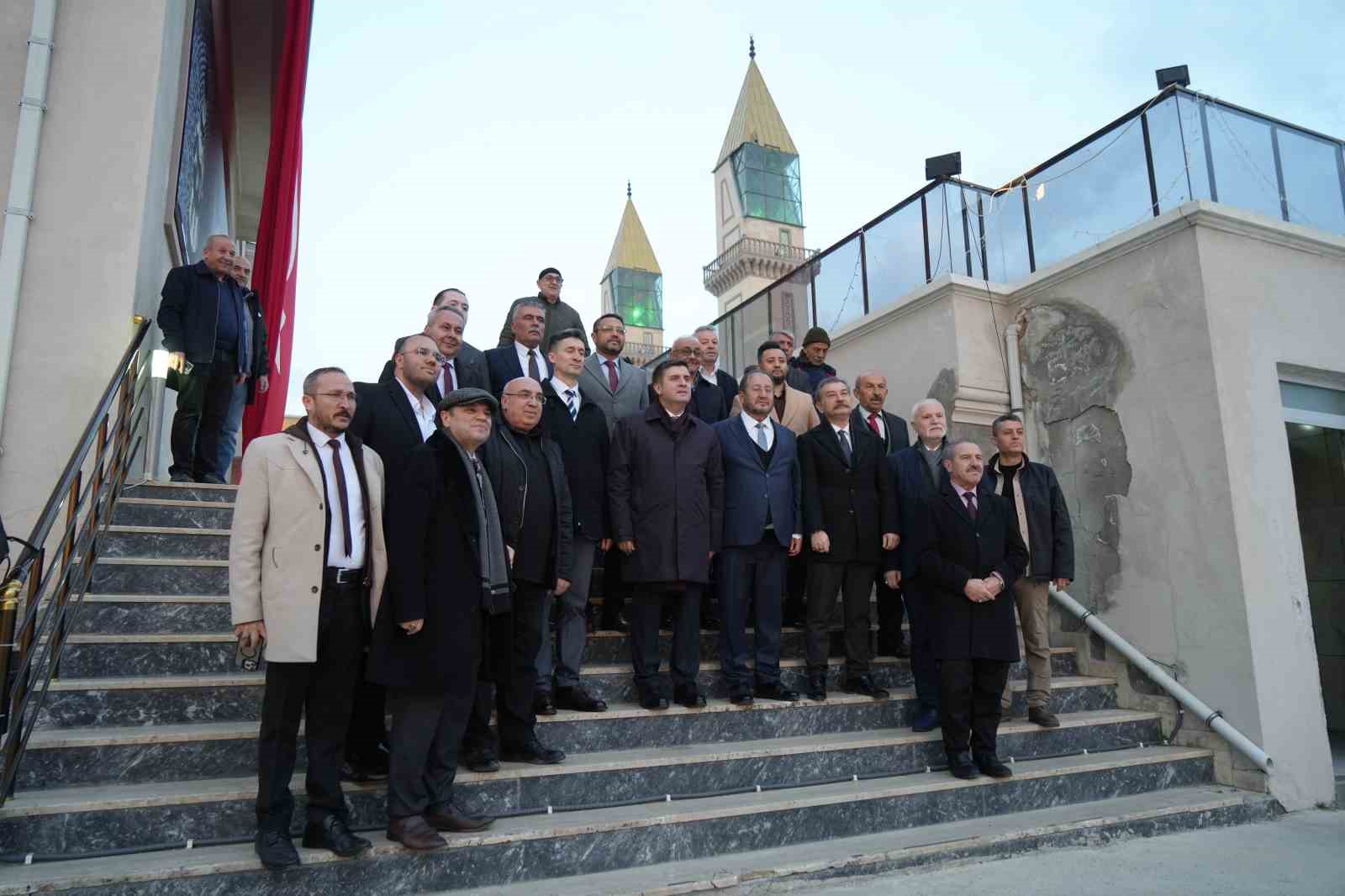 kadir gecesinde kutsal emanetlerin sergilendigi kulliyeye yogun ilgi 6 zPmFAkVb