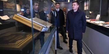 kadir-gecesinde-kutsal-emanetlerin-sergilendigi-kulliyeye-yogun-ilgi-QyU1AmyG.jpg