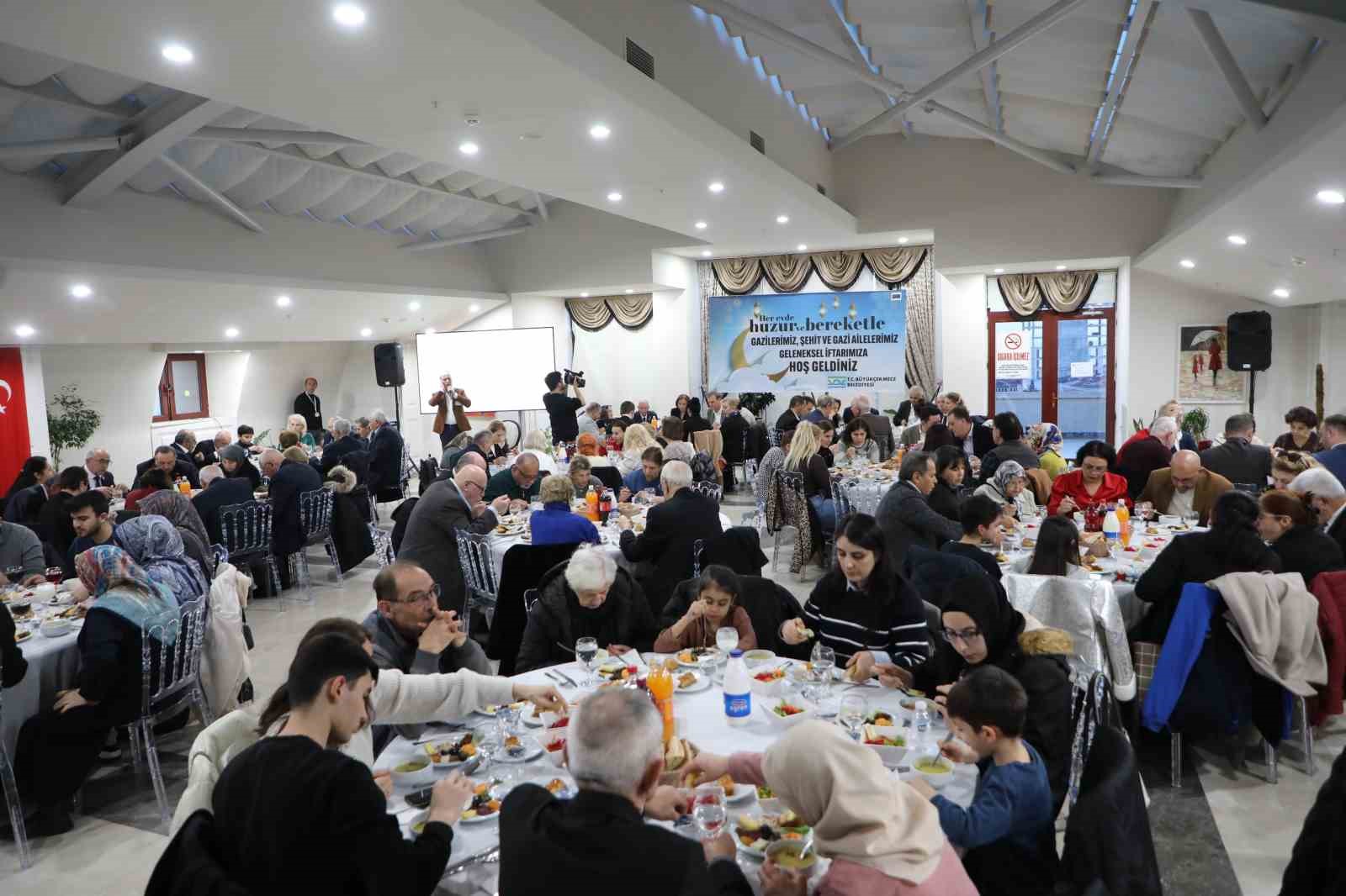 kadir gecesinde sehit ve gazi aileleri iftar sofrasinda bulustu 0 YMMpb1Nl