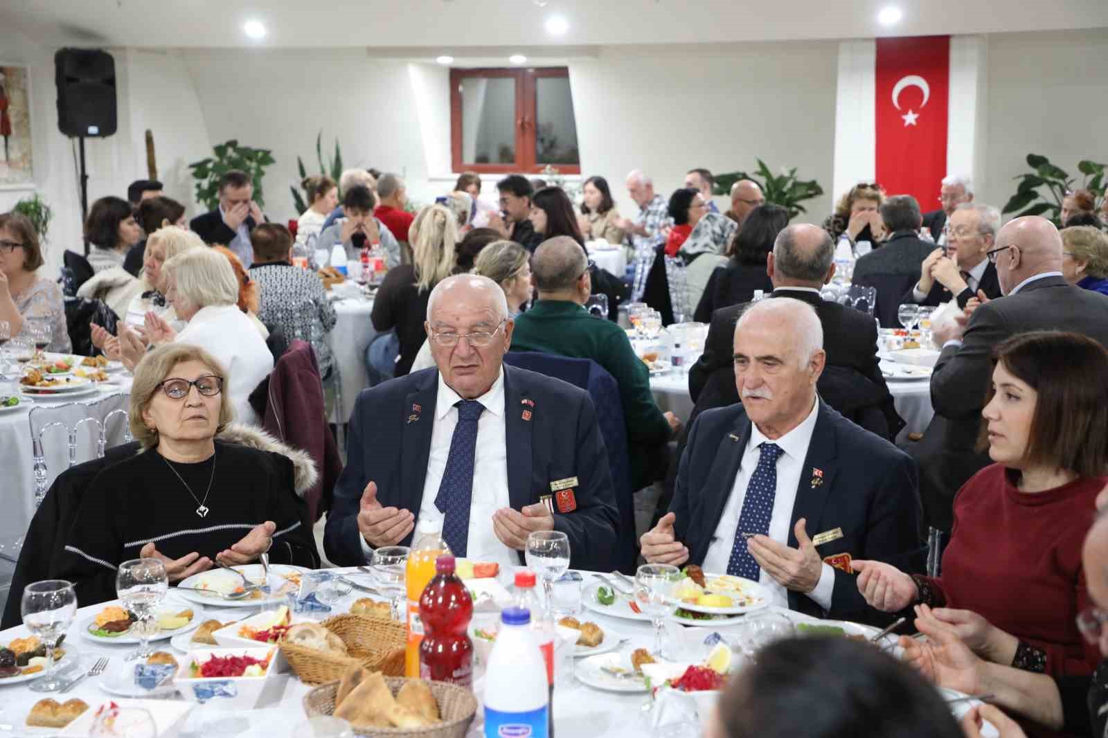 kadir gecesinde sehit ve gazi aileleri iftar sofrasinda bulustu 1 ldJyf7jF
