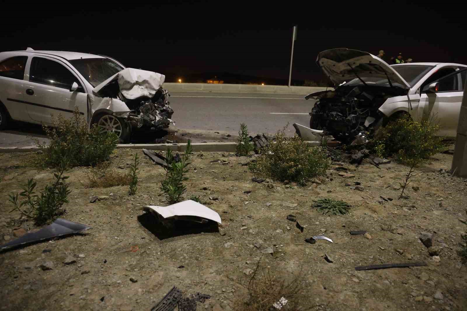 Kafa kafaya çarpışan otomobiller hurdaya döndü: 2 yaralı 4 kafa kafaya carpisan otomobiller hurdaya dondu 2 yarali 0