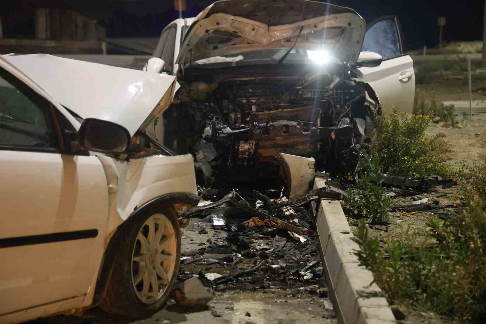 Kafa kafaya çarpışan otomobiller hurdaya döndü: 2 yaralı 5 kafa kafaya carpisan otomobiller hurdaya dondu 2 yarali 1 mnHO5Zwy