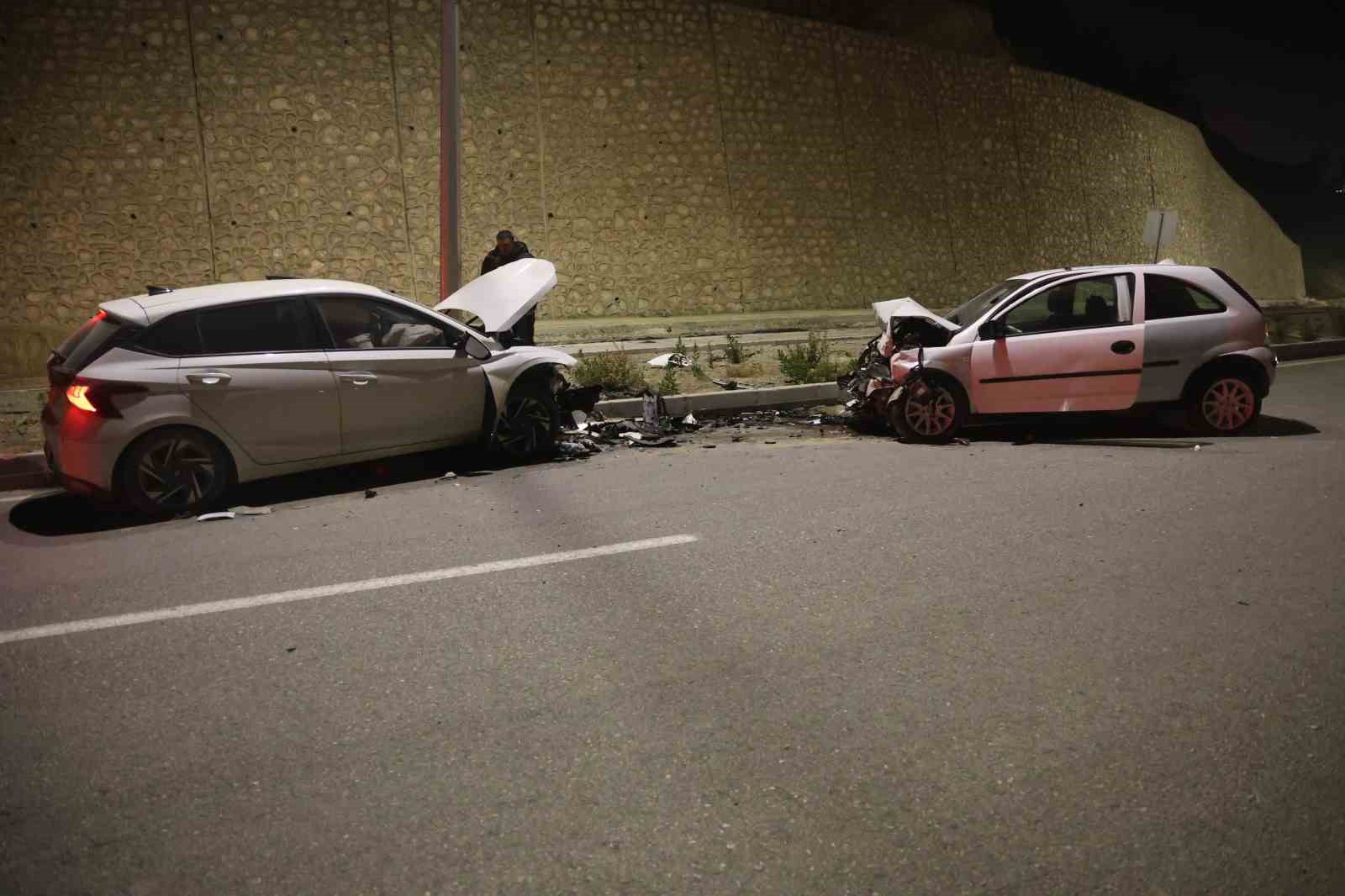 Kafa kafaya çarpışan otomobiller hurdaya döndü: 2 yaralı 6 kafa kafaya carpisan otomobiller hurdaya dondu 2 yarali 2 y3tiwy9R