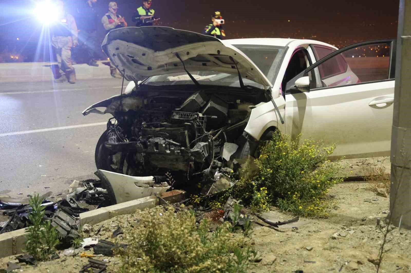 Kafa kafaya çarpışan otomobiller hurdaya döndü: 2 yaralı 8 kafa kafaya carpisan otomobiller hurdaya dondu 2 yarali 4 sKG62gAm