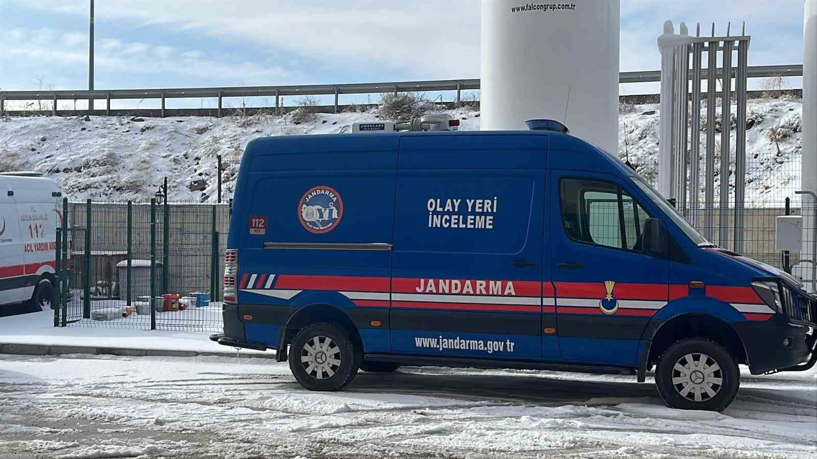 kafasi bazaya sikisan minik amine oldu 3 U2OeagEU