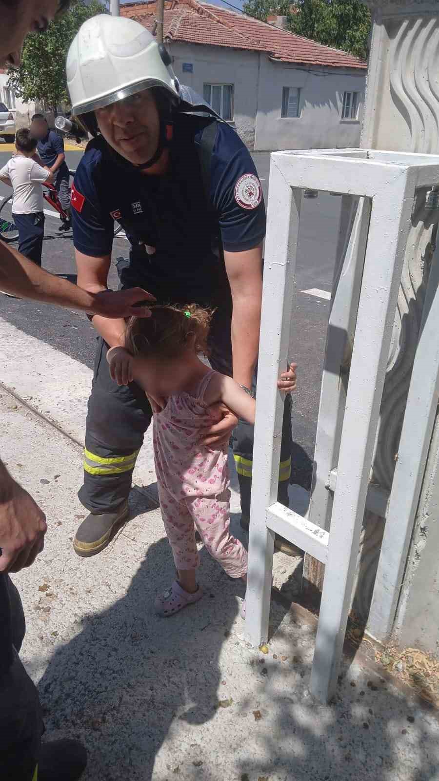 Kafası kapıya sıkışan 4 yaşındaki çocuğun imdadına itfaiye yetişti 5 kafasi kapiya sikisan 4 yasindaki cocugun imdadina itfaiye yetisti 1