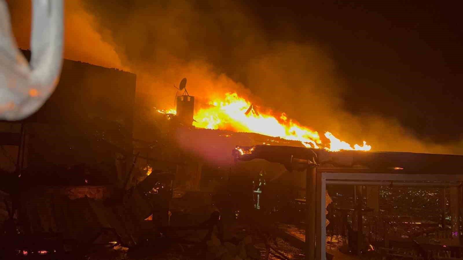 kafede cikan yangin isletmeyi kule cevirdi 3 VRbfS9tl