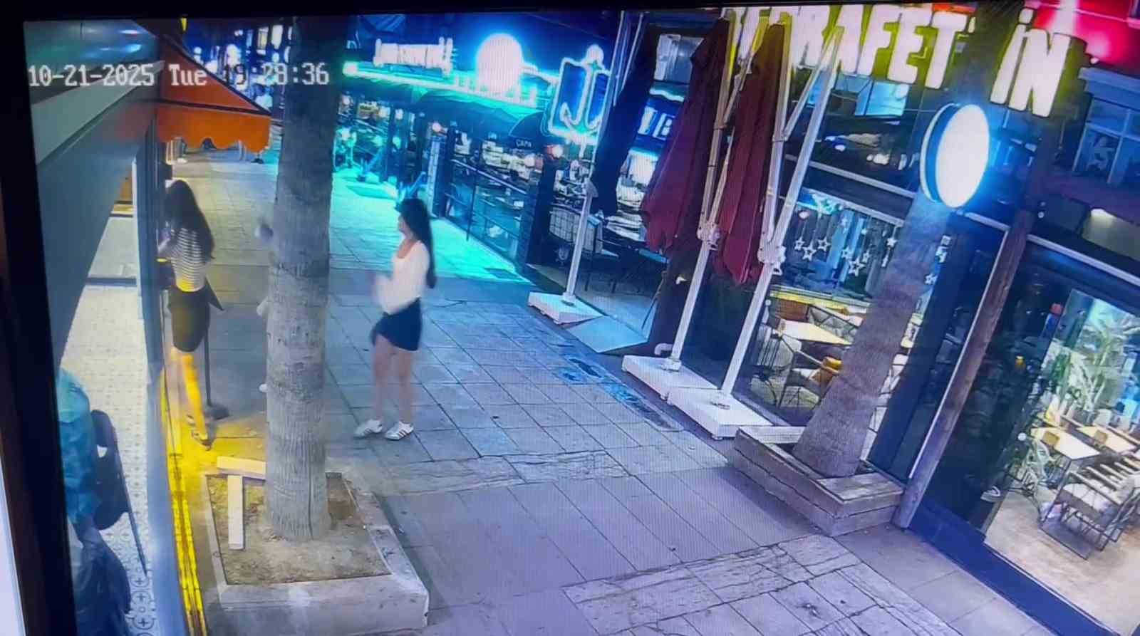 Kafeye gelenler cam kapıyı fark etmeyerek çarptı, çalışanlar "Biz de ne yapacağımızı şaşırdık" dedi 4 kafeye gelenler cam kapiyi fark etmeyerek carpti calisanlar biz de ne yapacagimizi sasirdik dedi