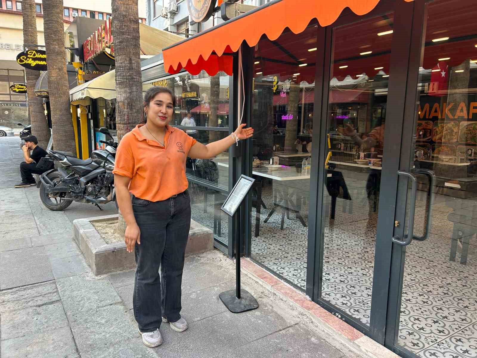Kafeye gelenler cam kapıyı fark etmeyerek çarptı, çalışanlar "Biz de ne yapacağımızı şaşırdık" dedi 5 kafeye gelenler cam kapiyi fark etmeyerek carpti calisanlar biz de ne yapacagimizi sasirdik dedi DVXbHsqL