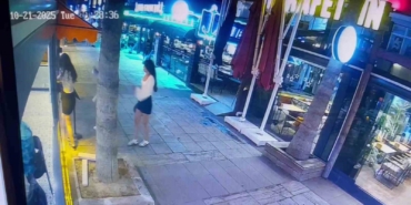 kafeye-gelenler-cam-kapiyi-fark-etmeyerek-carpti-calisanlar-biz-de-ne-yapacagimizi-sasirdik-dedi-EgXFxgeh.jpg