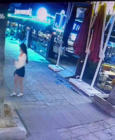 kafeye-gelenler-cam-kapiyi-fark-etmeyerek-carpti-calisanlar-biz-de-ne-yapacagimizi-sasirdik-dedi-EgXFxgeh.jpg