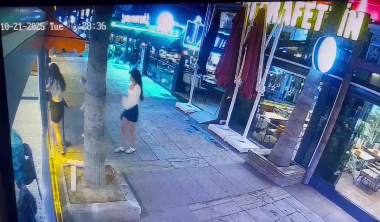 kafeye-gelenler-cam-kapiyi-fark-etmeyerek-carpti-calisanlar-biz-de-ne-yapacagimizi-sasirdik-dedi-EgXFxgeh.jpg