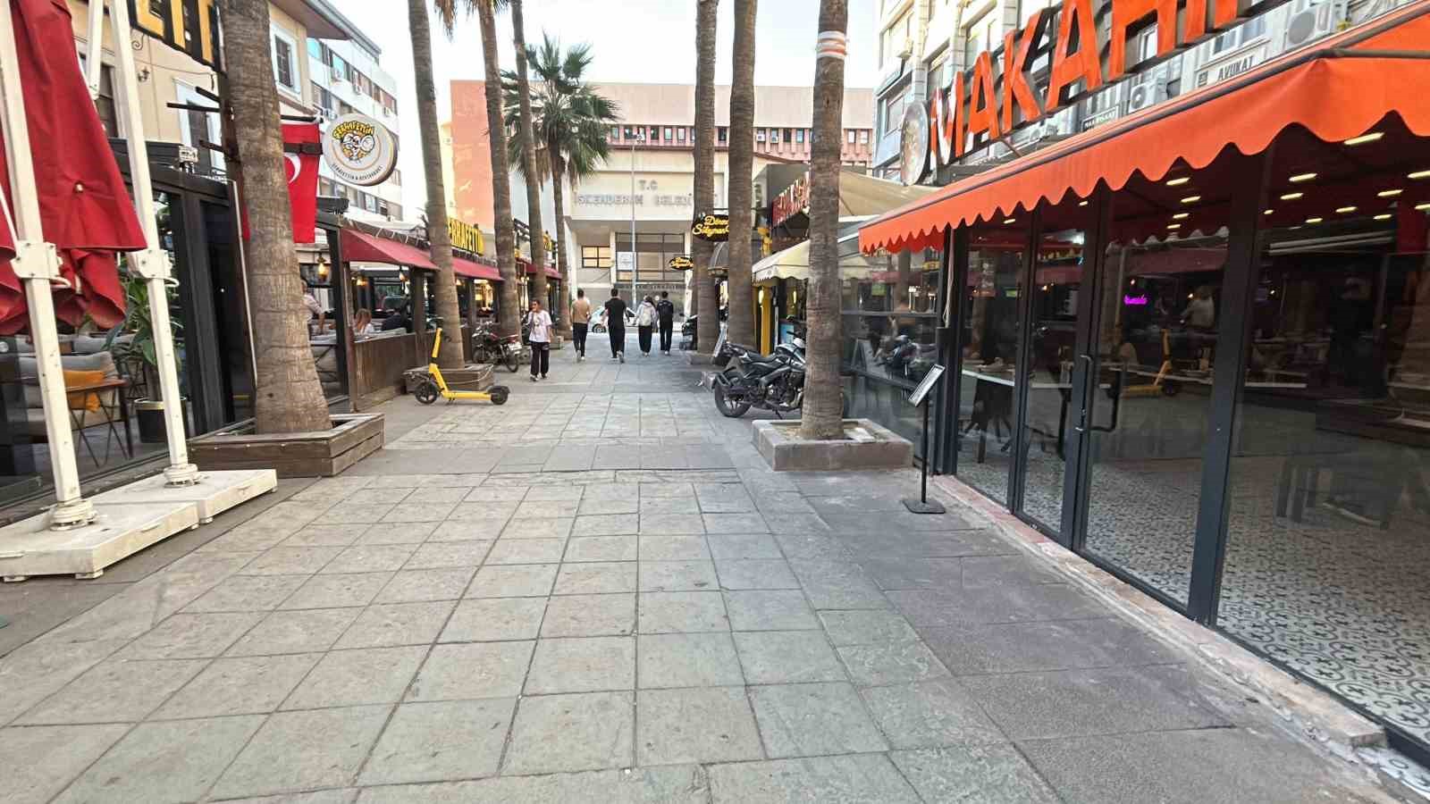 Kafeye gelenler cam kapıyı fark etmeyerek çarptı, çalışanlar "Biz de ne yapacağımızı şaşırdık" dedi 9 kafeye gelenler cam kapiyi fark etmeyerek carpti calisanlar biz de ne yapacagimizi sasirdik dedi