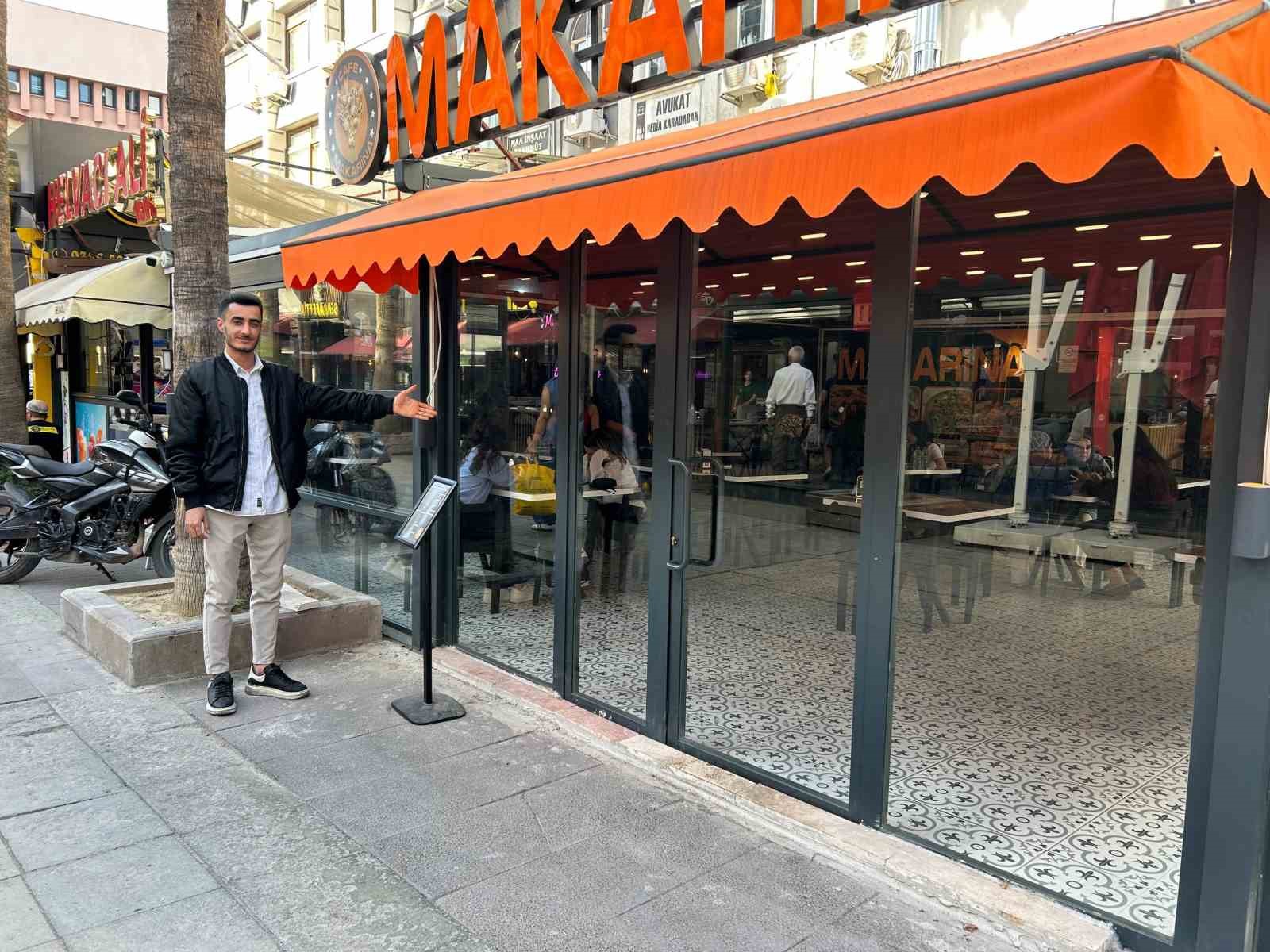 Kafeye gelenler cam kapıyı fark etmeyerek çarptı, çalışanlar "Biz de ne yapacağımızı şaşırdık" dedi 6 kafeye gelenler cam kapiyi fark etmeyerek carpti calisanlar biz de ne yapacagimizi sasirdik dedi bUSrnsNh