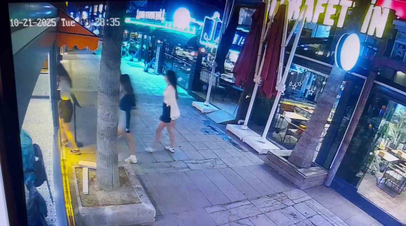 Kafeye gelenler cam kapıyı fark etmeyerek çarptı, çalışanlar "Biz de ne yapacağımızı şaşırdık" dedi 8 kafeye gelenler cam kapiyi fark etmeyerek carpti calisanlar biz de ne yapacagimizi sasirdik dedi evVWdD3U