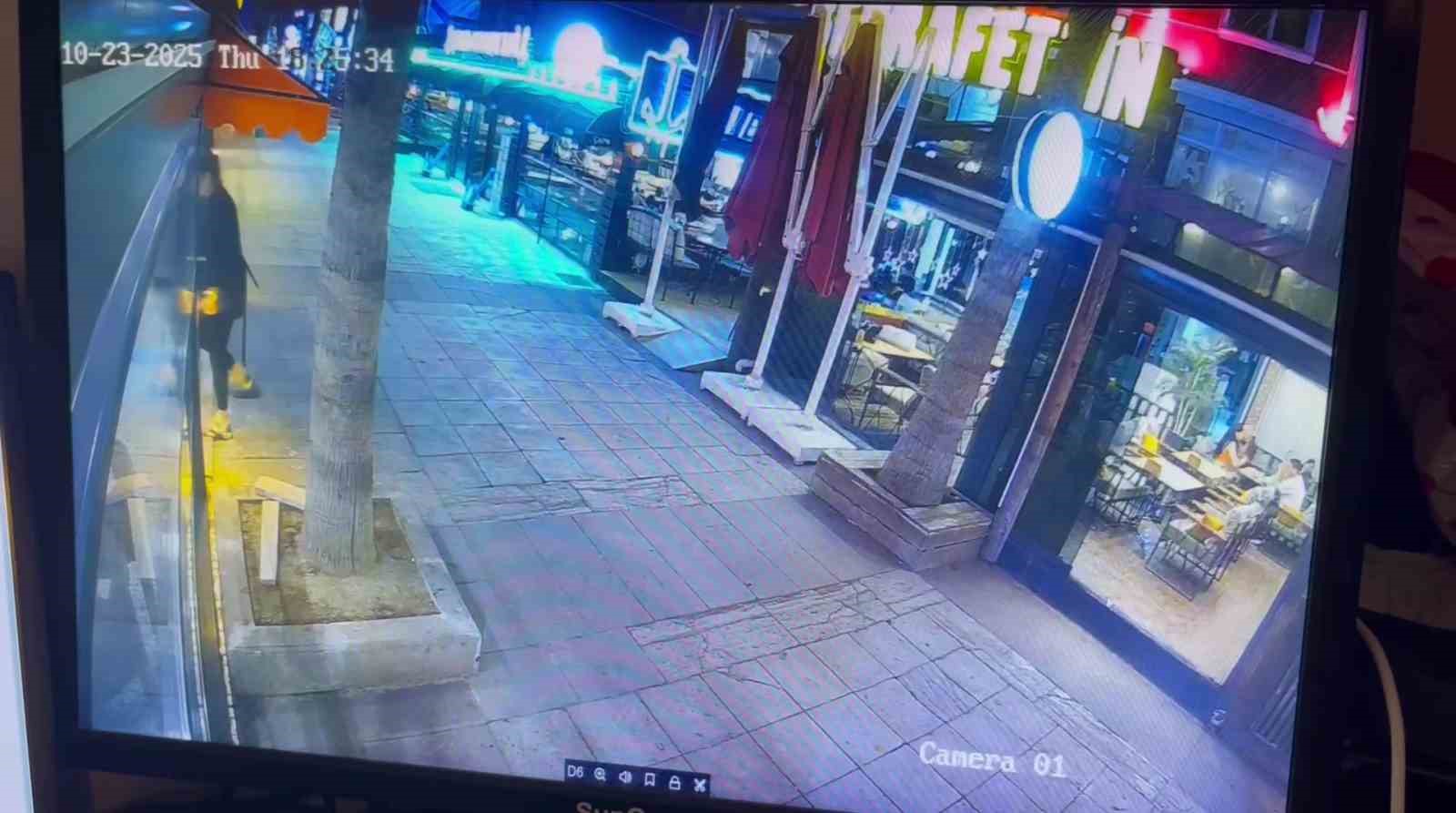 Kafeye gelenler cam kapıyı fark etmeyerek çarptı, çalışanlar "Biz de ne yapacağımızı şaşırdık" dedi 7 kafeye gelenler cam kapiyi fark etmeyerek carpti calisanlar biz de ne yapacagimizi sasirdik dedi wiESWZ1d