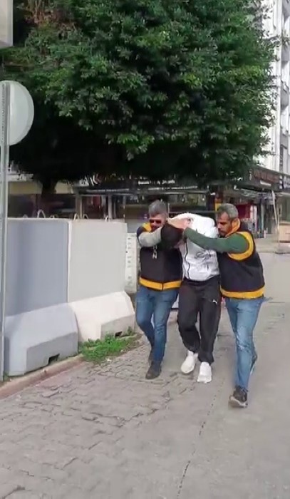 kafeye otomatik tufekle ates eden supheli yakalandi 1 uBuyXfUA