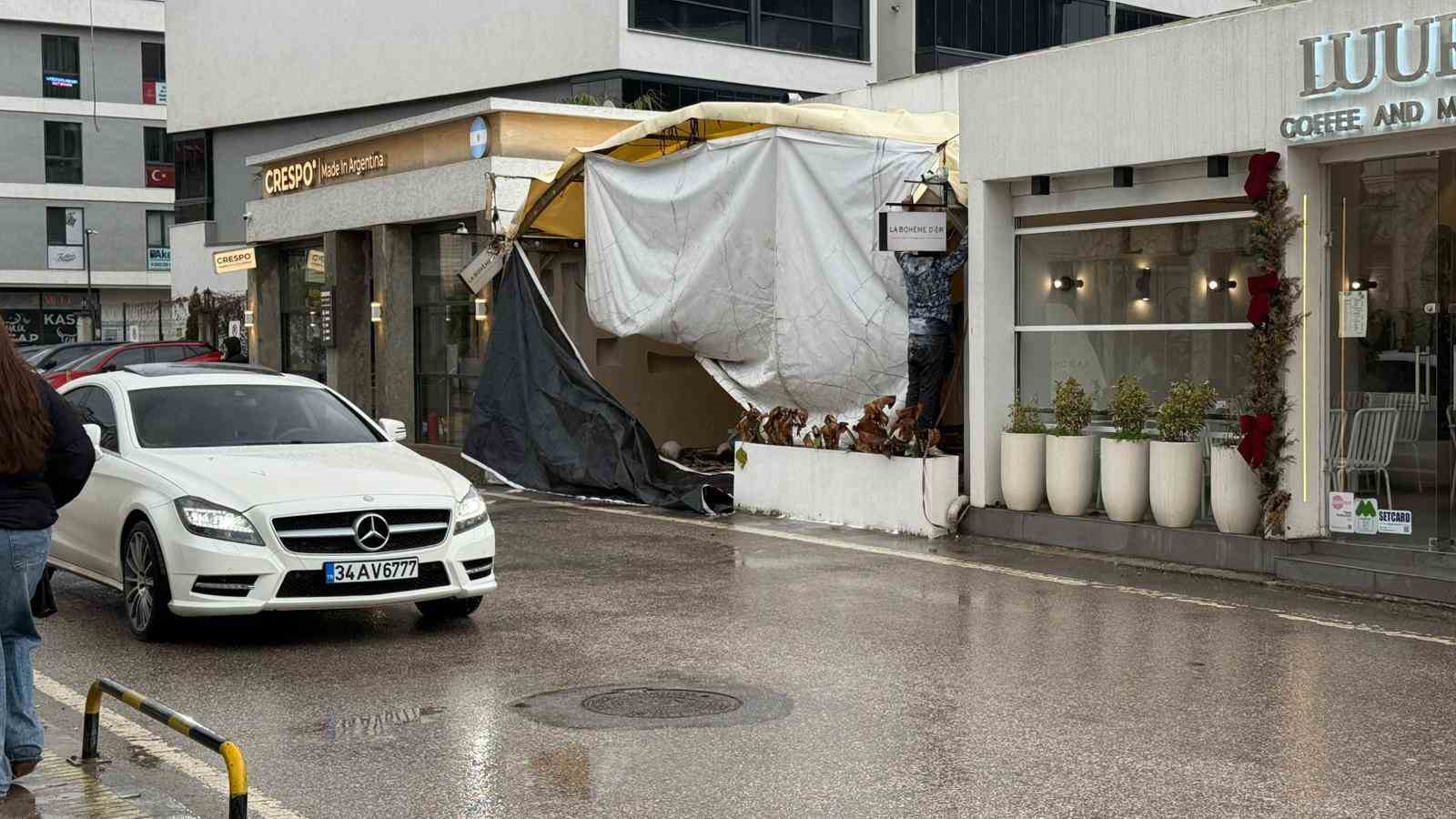 Kafeyi kundaklayıp kaçtı: O anlar kamerada 11 kafeyi kundaklayip kacti o anlar kamerada 7 viAgOfdW