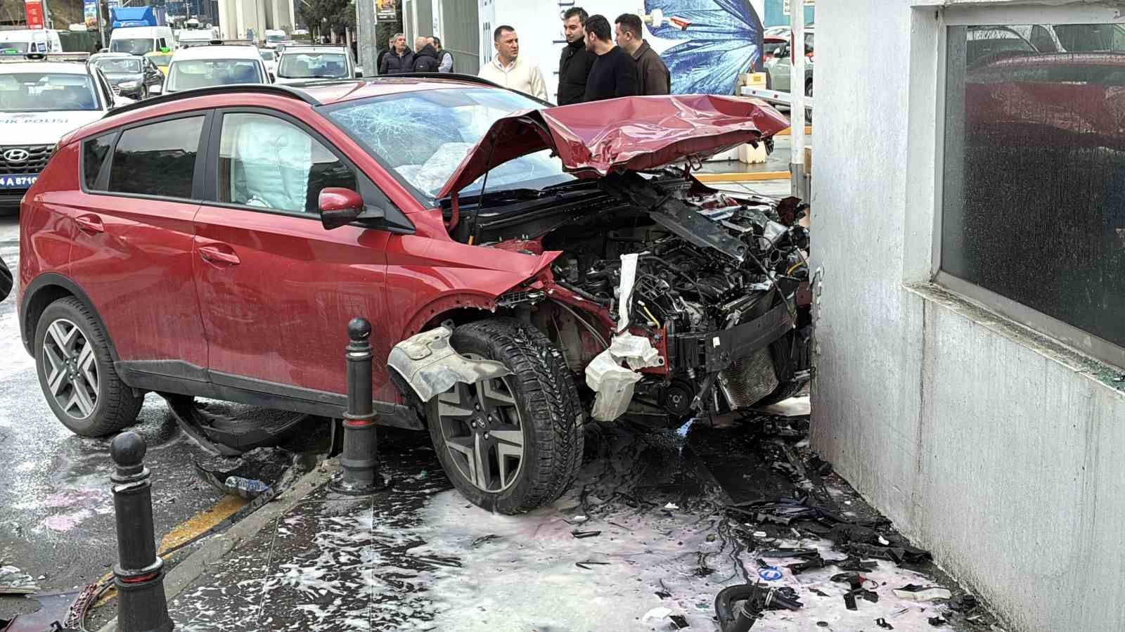 Kağıthane’de 3 aracın karıştığı zincirleme trafik kazasında 2 kişi yaralandı 4 kagithanede 3 aracin karistigi zincirleme trafik kazasinda 2 kisi yaralandi 0 DgRqcuQ3